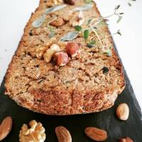 Assado de quinoa com frutos secos e requeijão de ovelha